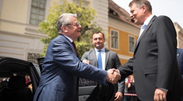 klaus iohannis l a decorat pe presedintele germaniei
