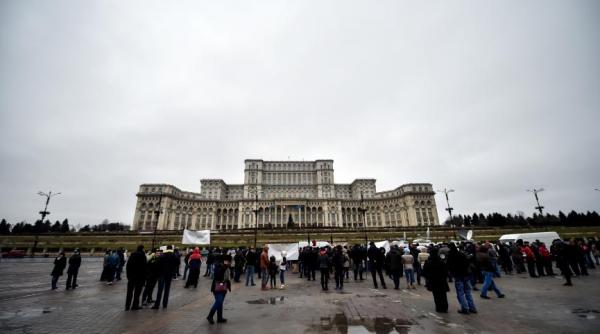 proteste de amploare in fa a parlamentului scandal intre jurnali ti