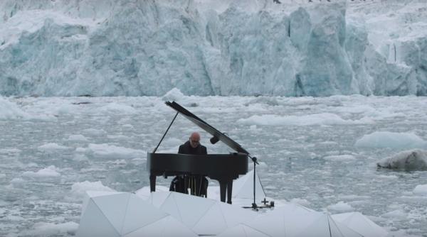 concert printre sloiuri de ghea a sus inut de un pianist celebru video