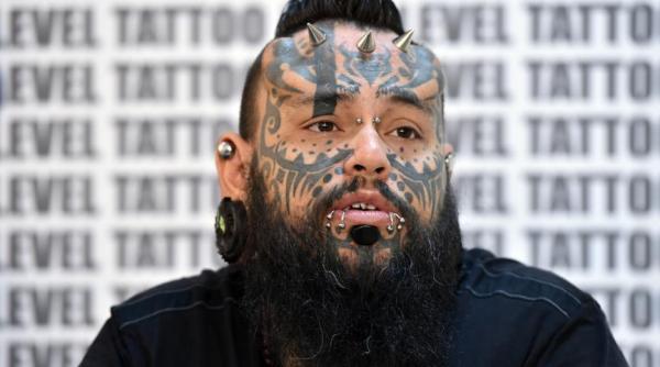 cel mai tatuat om din lume emilio gonzalez vine in romania