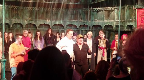 chris noth uimit cand a ajuns in romania dupa problemele cu tarom video