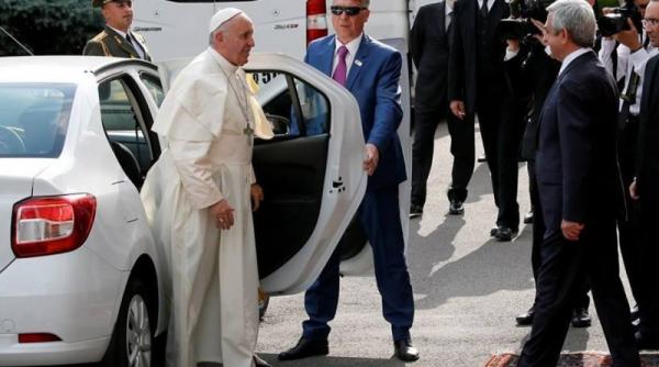 papa francisc intr o dacia logan in armenia
