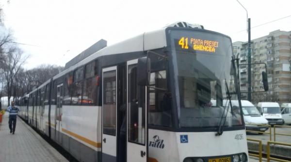 barbat lovit de tramvaiul 41 a fost dus la spital
