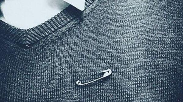 de ce tot mai mul i britanici poarta un ac de siguran a prins in piept