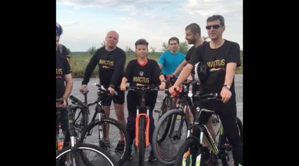 ministrul apararii pe bicicleta cu adi ursu i manu iu