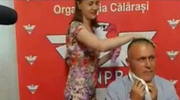 un deputat i a vopsit parul verde dupa ce a pierdut un pariu