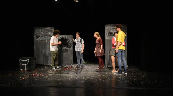 avioane de hartie la godot cafe povestea copiilor cu parin ii pleca i in strainatate