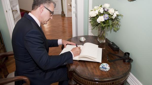 principele radu a semnat in cartea de condolean e de la ambasada turciei