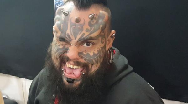 cel mai tatuat si modificat om din lume show in romania