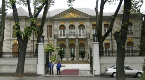 becali afi surprinzator pus pe zidurile resedintei sale