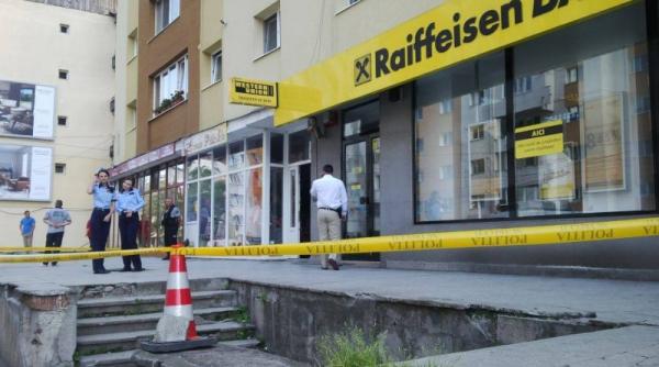 atac armat la banca angaja i inu i ostatici