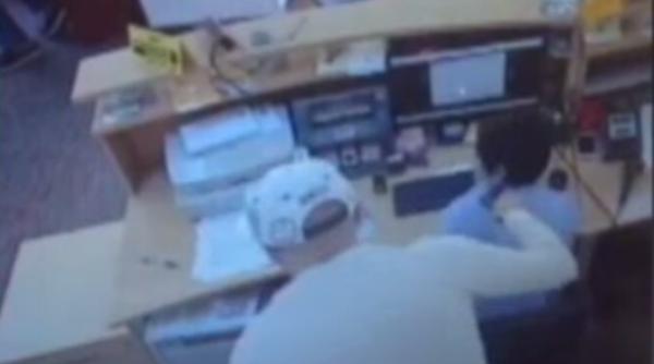 bistri a jaful armat din banca surprins de camerele de supraveghere