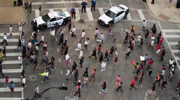 proteste violente in sua 4 poli i ti mor i i 10 rani i