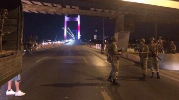 stare de alerta in turcia armata a luat controlul asupra arii