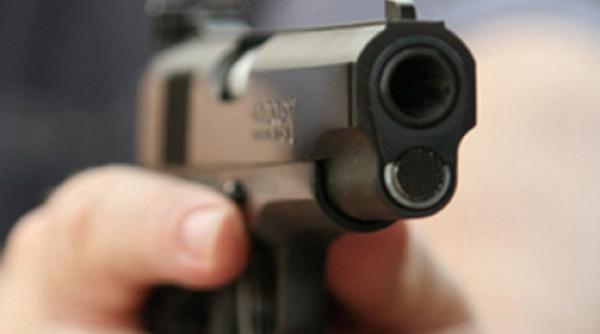 panica intr un autobuz calatorii si soferul amenintati cu pistolul de un tanar