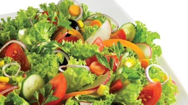 consumul exclusiv de salata si hidratarea insuficienta in top 10 greseli dietetice