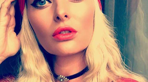 delia mai sexy ca niciodata intr un costum de baie minuscul