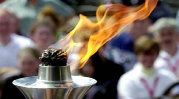 flacara olimpica stinsa de un grup de protestatari la rio video