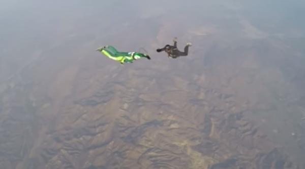 un para utist a sarit de la 7 600 de metri fara para uta video