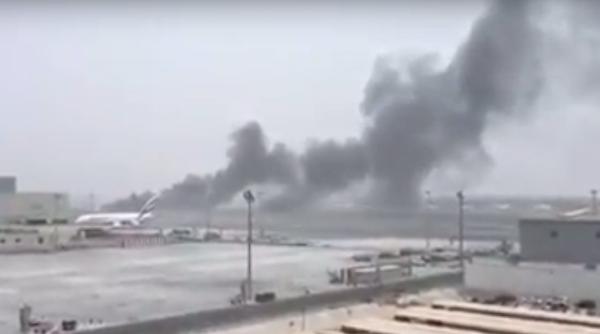 avion in flacari pe aeroportul din dubai