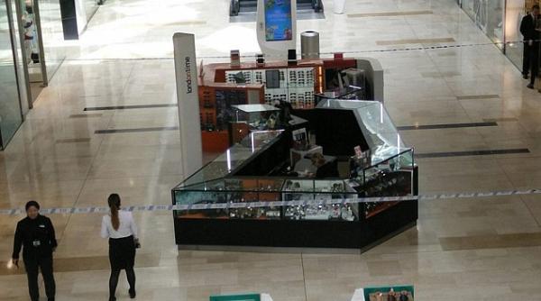 atac intr un centru comercial poli i tii in alerta