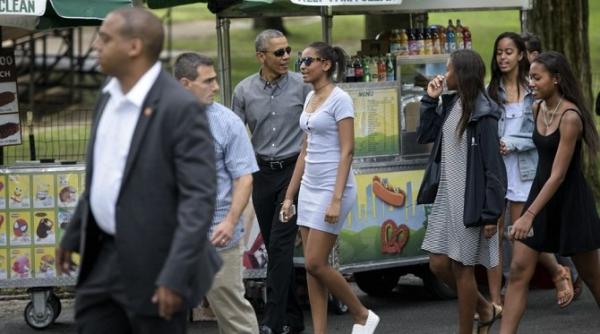 fiica lui barack obama s a angajat chelneri a