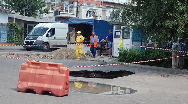 hu i crater adanc ivit brusc in mijlocul strazii ce spun autorita ile