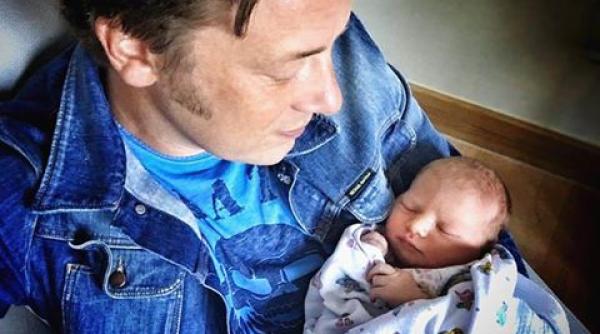 celebrul jamie oliver tata pentru a cincea oara cum arata bebelu ul
