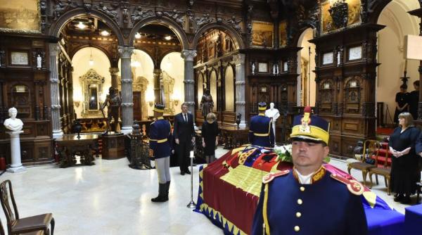 cortegiul cu sciriul reginei ana depus la palatul regal