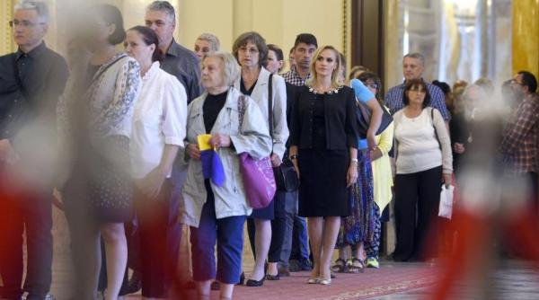 firea a stat la coada pentru un moment de reculegere la catafalcul reginei ana