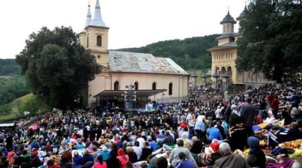 manastirea nicula mii de credincio i ortodoc i i greco catolici in pelerinaj