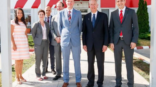 ambasadorul sua hans klemm vizita la o companie americana din ploie ti