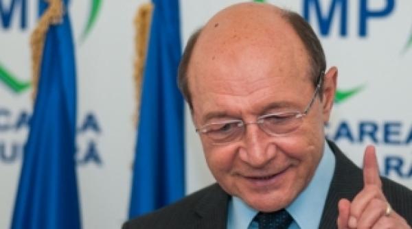basescu ataca in toate direc iile il calcam in picioare