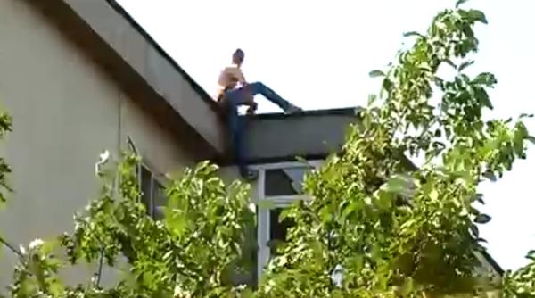 protest extrem in capitala un barbat amenin a ca se arunca de pe bloc