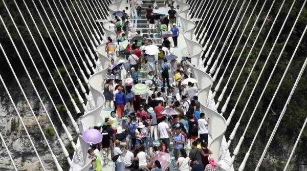 china cel mai lung pod de sticla din lume a fost deschis publicului