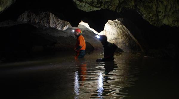 alerta in alba speologi bloca i intr o pe tera in urma unei viituri