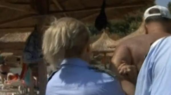 scene ocante la malul marii barbat scos in catu e din valuri