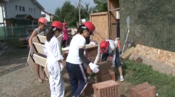 studen ii japonezi construiesc case pentru nevoia ii romani