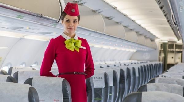 de ce tin stewardesele mainile la spate cand pasagerii urca in avion