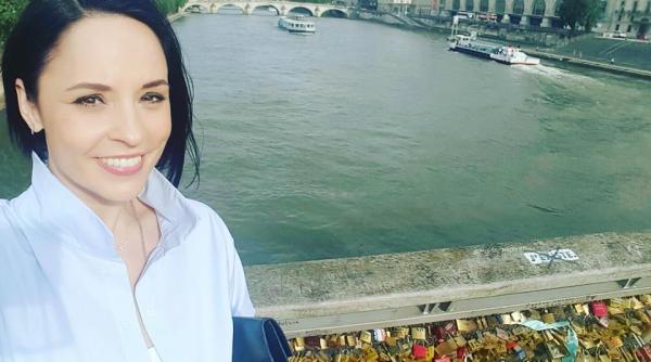 andreea marin selfie la piscina in costum de baie