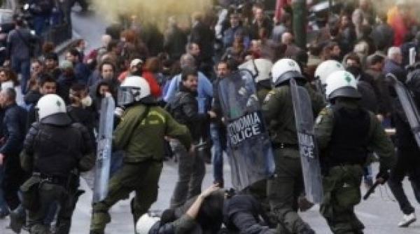 violen e la atena poli ia a folosit grenade asurzitoare si lacrimogene