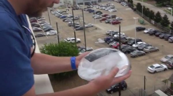 ce se intampla dupa ce un telefon congelat este aruncat de la 30 de metri