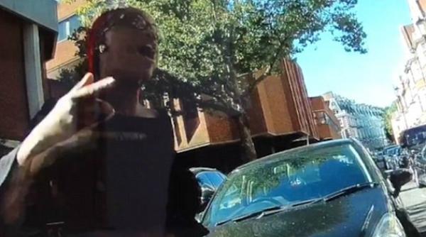 un prezentator injurat de o oferi a