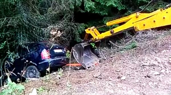 accident in mun ii bucegi o masina cu turisti a cazut intr o rapa