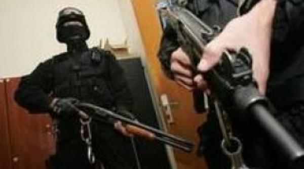 gafa de propor ii masca ii au descins in casa gre ita