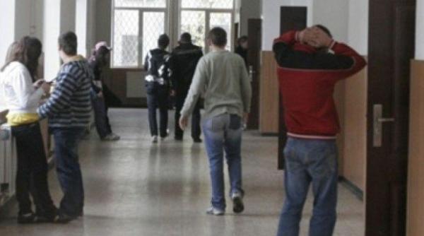 situa ie revoltatoare intr o coala parin ii nu i lasa copiii la ore
