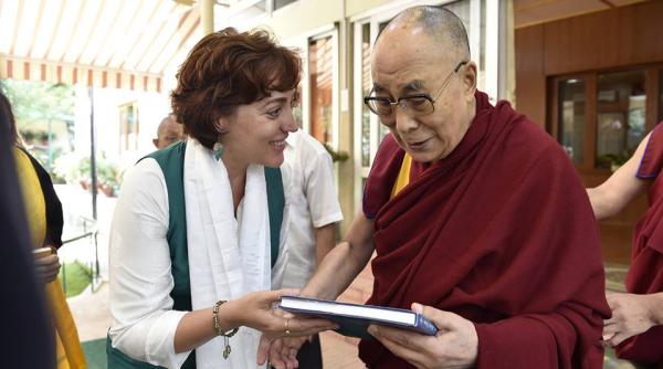 album cu pozele regelui mihai in mainile lui dalai lama cum a reac ionat