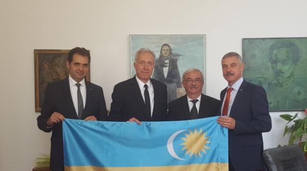 ambasadorul sua la bucure ti hans g klemm alaturi de steagul secuiesc