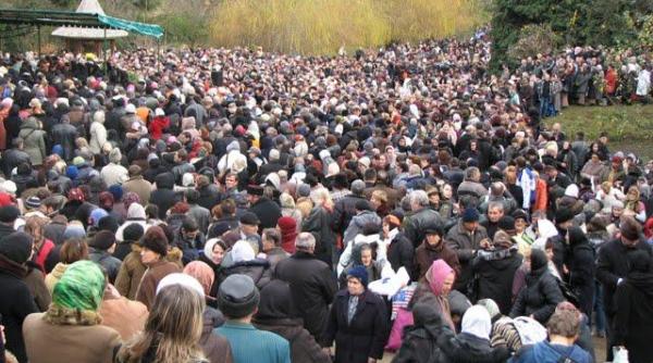 ce s a intamplat la mormantul lui arsenie boca mii de credinciosi prezenti