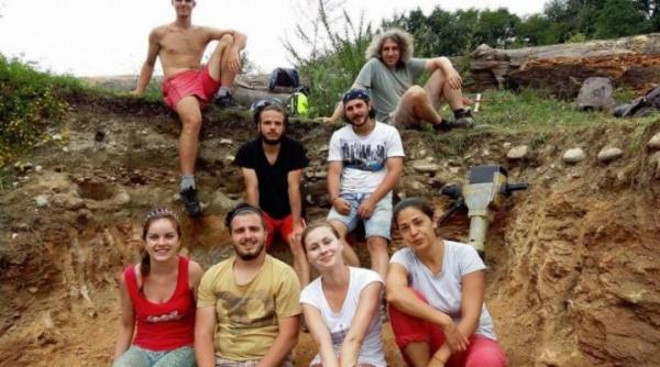 doua cuiburi cu oua de dinozaur descoperite romania